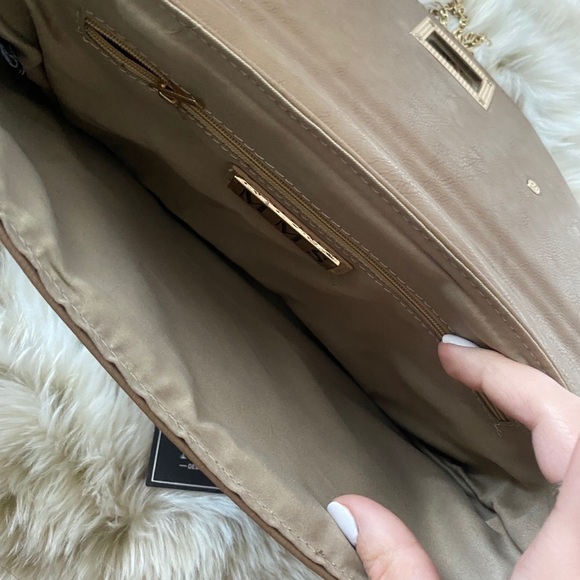 NWT - light tan/brown crossbody bag with gold chain - Picture 3 of 6